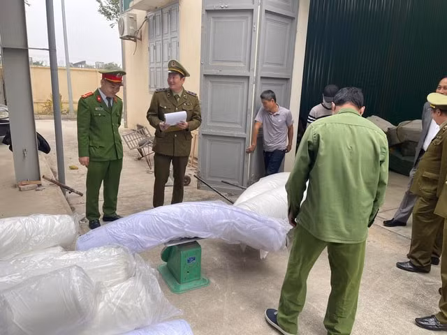 Hơn 10 tấn hàng nghi nhập lậu bị cảnh sát bắt giữ. Ảnh: dantri.com.vn