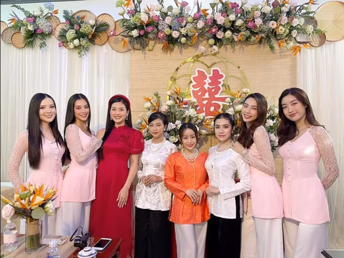 Hoa hậu Ngọc Hân, Đỗ Mỹ Linh, Tiểu Vy, Á hậu Phương Nga... cũng có mặt để chúc phúc Thúy An trong ngày đặc biệt.