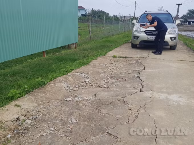 Dù chỉ mới vận chuyển vật liệu để xây dựng bến bãi, tuy nhiên, con đường nông thôn nối ra đường ĐT609 đã hư hỏng nặng.