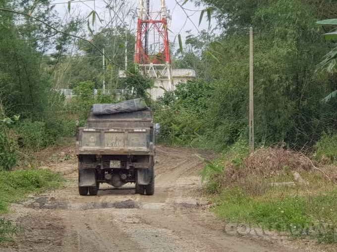 Con đường do đơn vị xây dựng bến bãi tự ý mở. Con đường này dẫn ra khu vực được quy hoạch xây dựng chợ Bình Long.