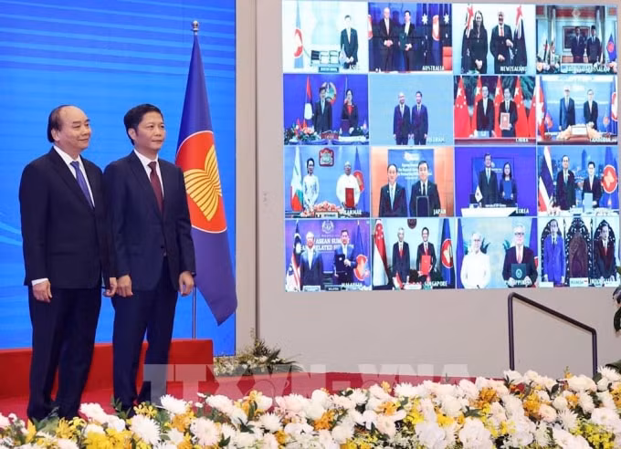 Thủ tướng Nguyễn Xuân Phúc, Chủ tịch ASEAN 2020 và Bộ trưởng Bộ Công thương Trần Tuấn Anh và các nước tham dự lễ ký Hiệp định Đối tác Kinh tế Toàn diện Khu vực RCEP. Ảnh: Thống Nhất - TTXVN.