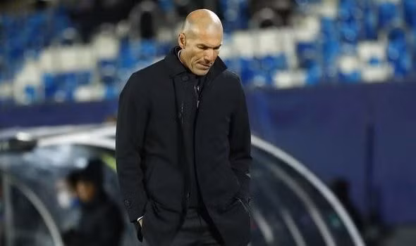 HLV Zidane phải cách ly sau khi tiếp xúc người nhiễm nCoV. Ảnh: internet
