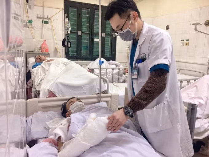Mọt bệnh nhân bị nát tay vì chơi pháo tự chế (ảnh TL).