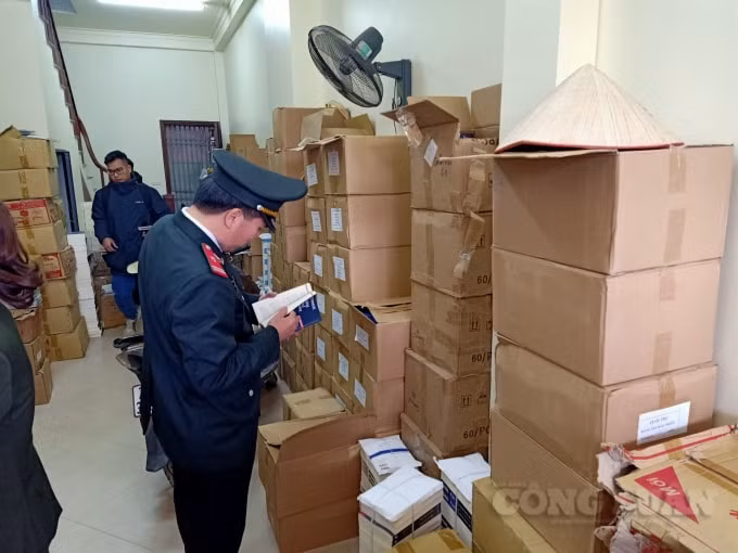 Lực lượng chức năng tiến hành kiểm tra cơ sở nghi in lậu sách tại địa chỉ số 3, ngõ 98 Ngô Thì Sỹ, quận Hà Đông, Hà Nội.