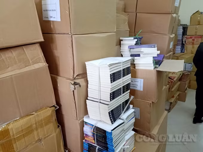 400 thùng giấy đựng khoảng 30 nghìn cuốn sách các loại.