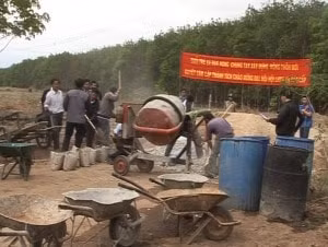 Người dân nhiều nơi ra quân làm đường giao thông nông thôn. Ảnh: KRT