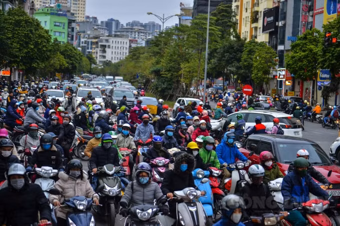 Dòng người nhích từng cm tại ngã tư Nguyễn Hoàng - Trần Bình.