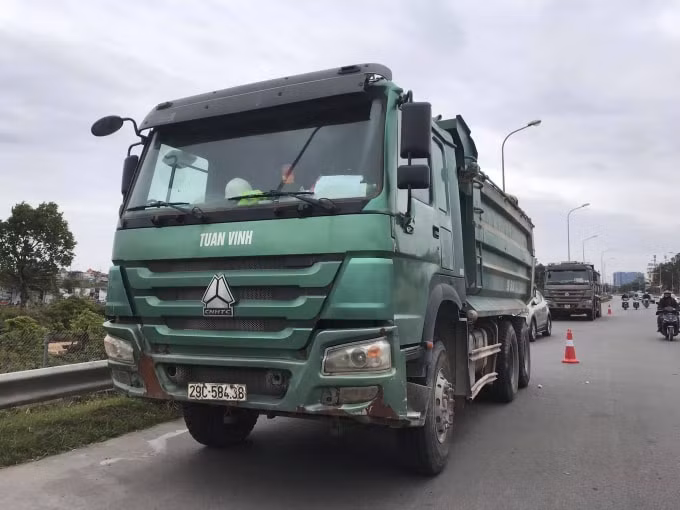 Đội Thanh tra Cục QLĐB I đã tiến hành lập biên bản xử phạt hành chính đối với 2 tài xế vi phạm, đồng thời xử phạt vi phạm hành chính đối với 2 chủ xe về hành vi giao phương tiện hoặc để người làm công điều khiển phương tiện vi phạm quy định tại Nghị định 1002019/ND-CP.