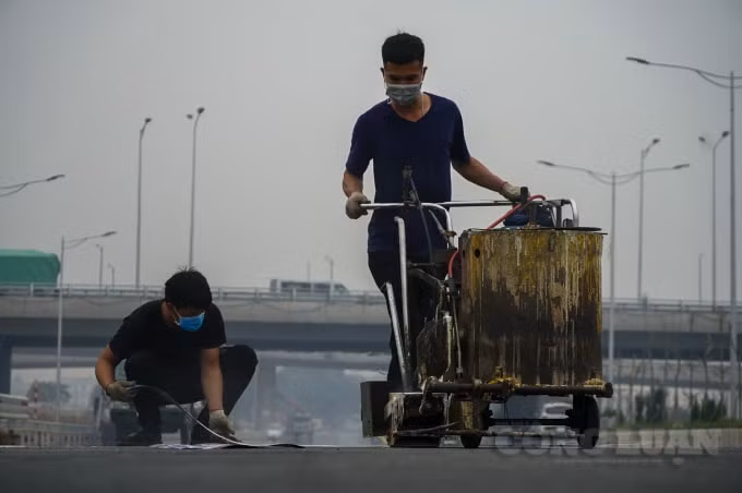 Được biết, nút giao đường Vành đai 3 với đường cao tốc Hà Nội - Hải Phòng nằm trên địa bàn quận Long Biên và huyện Gia Lâm. Đường Vành đai 3 qua khu vực cũng được mở rộng thêm 26 m. Cây cầu mới sẽ kết nối với 2 nhánh hoa thị giúp các phương tiện đi hướng cầu Thanh Trì có thể đi xuống đường Cổ Linh và từ đường Cổ Linh đi lên đường Vành đai 3.