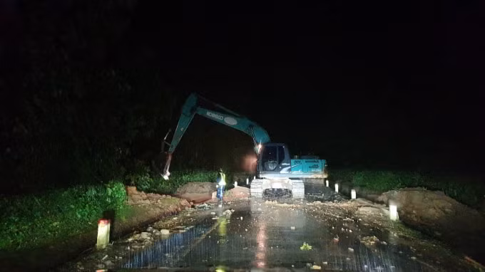 Cán bộ, công nhân viên ngành giao thông làm việc bất kể ngày đêm, mưa gió quyết tâm nối lại các tuyến đường giao thông huyết mạch trong thời gian sớm nhất.