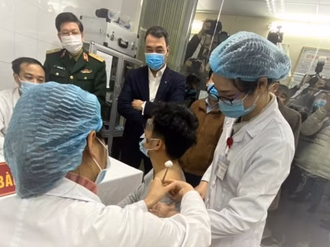 Việc tiêm thử nghiệm vắc xin giai đoạn 1 đòi hỏi người tình nguyện phải là người trẻ khỏe là đúng quy trình (ảnh TL).