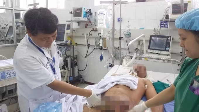 Đây là căn bệnh hiếm gặp nhưng rất nguy hiểm khi mắt phải (ảnh TL).
