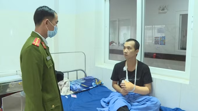 Tình bị thương điều trị tại bệnh viện. Ảnh: NLO
