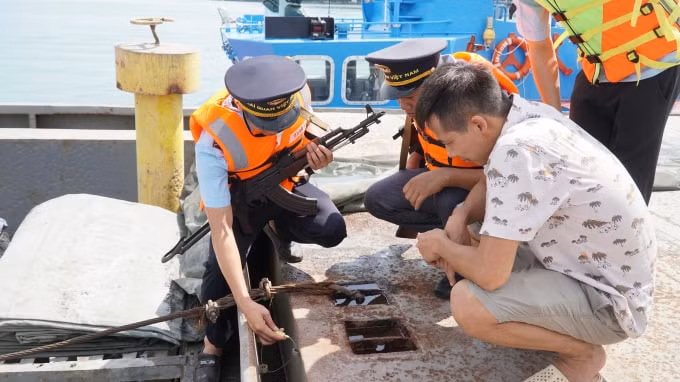 Cán bộ Hải quan Hải đội kiểm soát trên biển khu vực miền Nam thuộc Cục Điều tra chống buôn lậu - Tổng cục Hải quan kiểm tra niêm phong hầm tàu buôn lậu hàng hóa đang chờ xử lý.