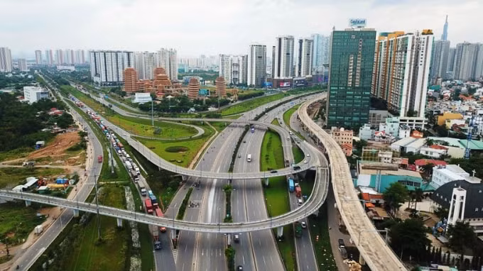 Một trong 12 chỉ tiêu Chính phủ phấn đấu trong năm 2021 đó là tốc độ tăng tổng sản phẩm trong nước (GDP) khoảng 6,5%. Ảnh:TL