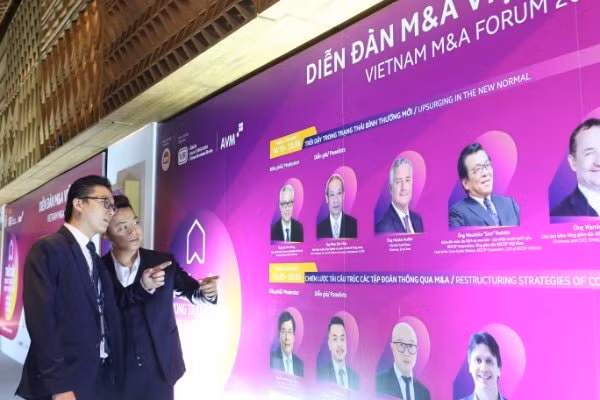 Các khách mời trao đổi bên lề Diễn đàn M&A Việt Nam 2020. (Ảnh: baodautu.vn)