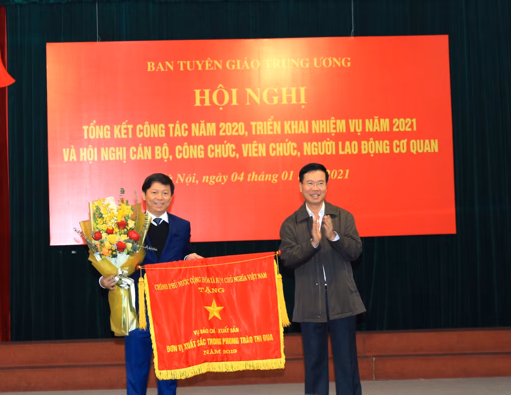 Thừa uỷ quyền của Thủ tướng Chính phủ, đồng chí Võ Văn Thưởng trao tặng Cờ thi đua của Chính phủ cho Vụ Báo chí - Xuất bản (Ảnh: TA)