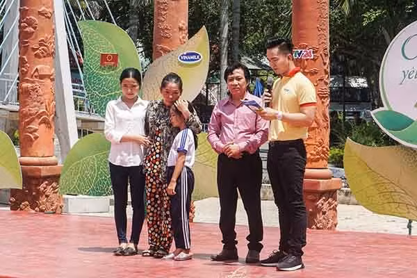 Ông Trần Hữu Phương – Giám đốc Chi nhánh Vinamilk tại Cần Thơ chia sẻ với hoàn cảnh của gia đình bé Hoàng Thị Hồng Ngọc