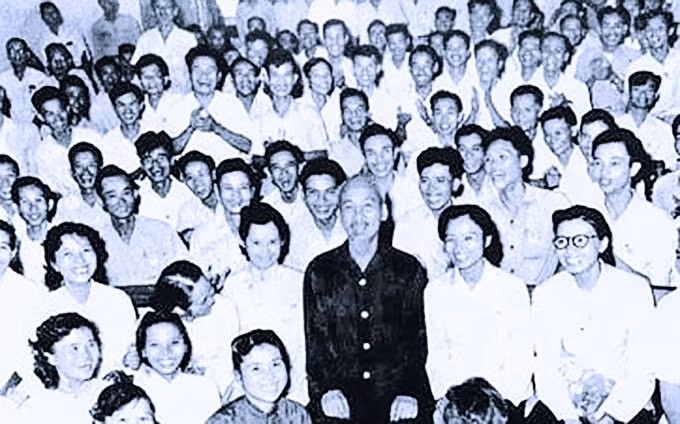 Chủ tịch Hồ Chí Minh gặp gỡ các đại biểu dự Ðại hội Đại biểu Hội Nhà báo Việt Nam lần thứ ba. Ảnh tư liệu