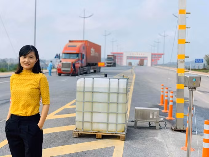 Nhà báo Cao Thùy Giang đến cửa khẩu quốc tế Móng Cái tác nghiệp.
