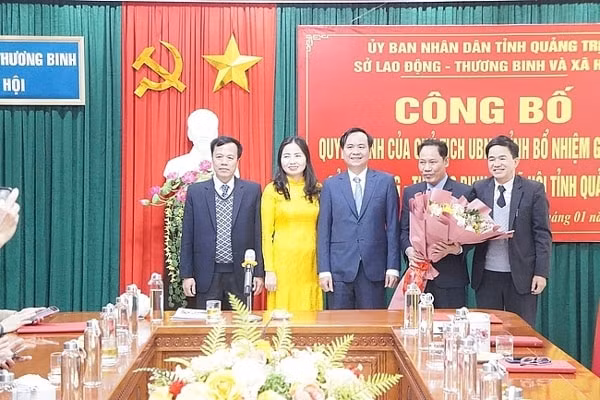 Chủ tịch UBND tỉnh Quảng Trị và lãnh đạo Sở Lao động, Thương binh và Xã hội tỉnh chúc mừng ông Lê Nguyên Hồng (thứ hai, bên phải). Ảnh: Báo Dân sinh