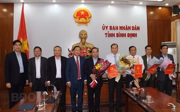 Lãnh đạo tỉnh Bình Định chúc mừng các cán bộ được bổ nhiệm, phân công nhiệm vụ mới, chiều 4/1. Ảnh: Báo Bình Định