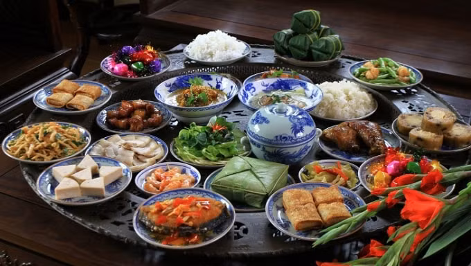 Món ăn truyền thống trong mâm cơm ngày Tết không chỉ thể hiện cho sự ấm no, hạnh phúc, mà còn là mong ước có một năm mới đầy đủ và phát đạt. Ảnh minh họa