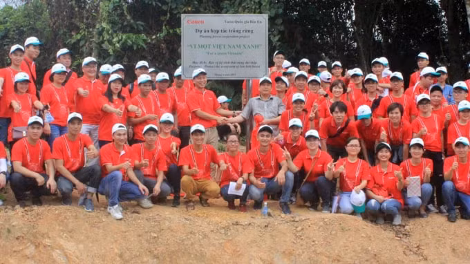 Canon thực hiện dự án “Trồng rừng tại vườn quốc gia Bến En” năm 2016.