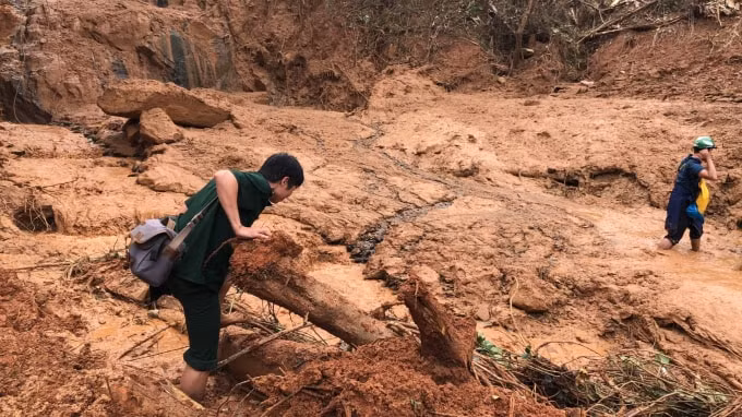 Chặng đường đi đến các khu vực sạt lở rất khó khăn.