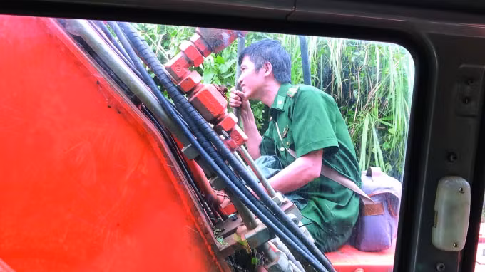 Nhà báo đại úy Nguyễn Viết Lam bám máy xúc băng qua điểm sạt lở để tiếp cận Đoàn kinh tế quốc phòng 337.