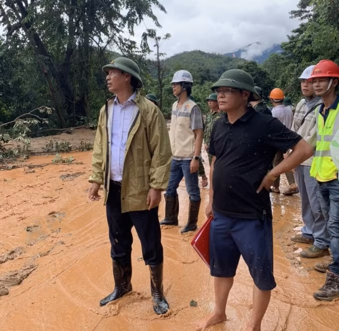 Thứ trưởng Bộ GTVT Lê Đình Thọ (ngoài cùng bên trái) trực tiếp chỉ đạo công tác khắc phục sự cố sạt lở tại tuyến đường Hồ Chí Minh nhánh Tây