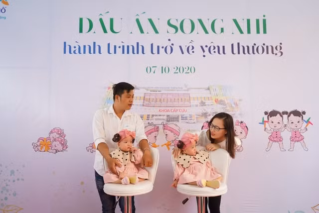 Hai bé Trúc Nhi - Diệu Nhi bên bố mẹ khi xuất viện (ảnh nguồn internet).