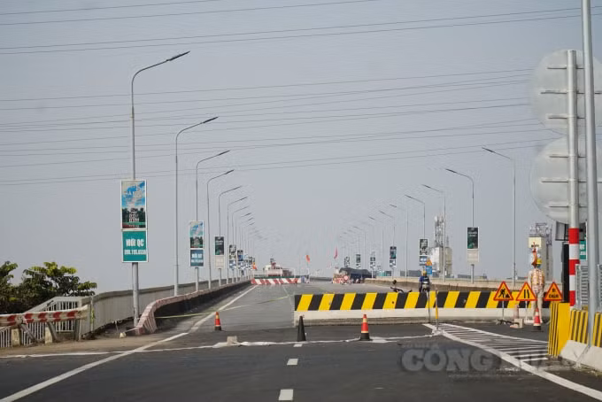 Trước đó, theo hợp đồng ký giữa đại diện chủ đầu tư và nhà thầu thì thời gian thi công dự án sửa mặt cầu Thăng Long là 150 ngày, tính từ ngày 16/8/2020 đến ngày 12/1/2021. Đơn vị đã rào chắn 2 bên chân cầu Thăng Long để sửa chữa mặt cầu.