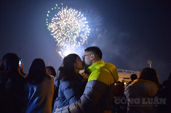 Các cặp đôi đón chào năm mới bên màn pháo hoa với 1 cách lãng mãng nhất.