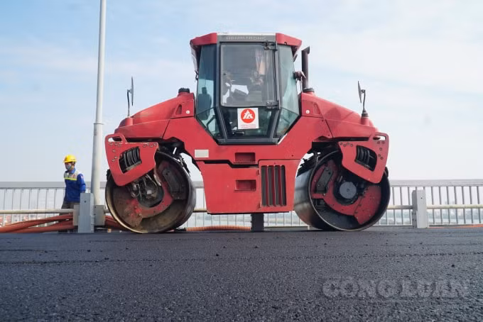 Nguồn đầu tư sửa chữa cầu Thăng Long trích từ nguồn kinh phí sự nghiệp chi hoạt động kinh tế đường bộ cho công tác quản lý bảo trì quốc lộ. Dự án do Liên danh Thành Hưng – Vĩnh Hưng – Phương Thành – Thuận An thi công với thời gian thực hiện hợp đồng là 150 ngày. Đến nay, các công đoạn cuối cùng trong việc sửa chữa chuẩn bị hoàn tất, đưa công trình về đích trước thời hạn.