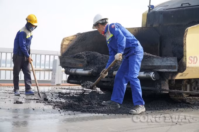 Công việc được các công nhân tiến hành một cách khẩn trương để đảm bảo tiến độ đã đề ra.