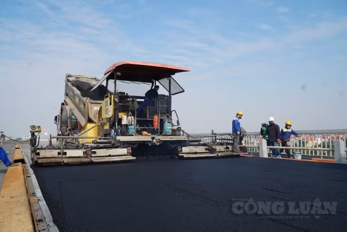 Công tác thảm bê tông nhựa trên mặt cầu được thực hiện tỉ mỉ, cẩn trọng một cách tuyệt đối...