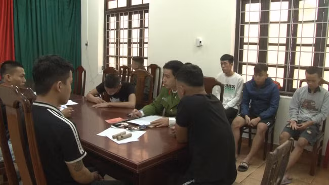 Các đối tượng bị bắt giữ tại cơ quan Công an. Ảnh: danviet.vn