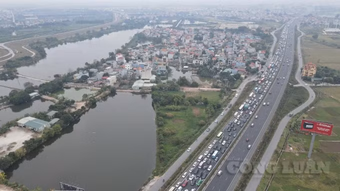 Có thể nhìn thấy rõ làn đường di chuyển đi vào Hà Nội ùn tắc nghiêm trọng. Đường cao tốc Pháp Vân di chuyển vào Hà Nội ùn tắc gần 10 km.