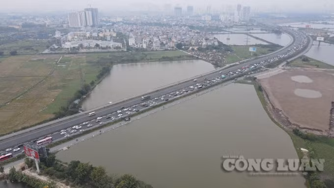 Lịch nghỉ Tết dương lịch năm nay 3 ngày vào đúng dịp cuối tuần, nhiều người dân đã tranh thủ về quê nghỉ lễ. Ngày mai là ngày làm việc đầu tiên nên lượng người và phương tiện đổ dồn về Hà Nội đông đúc. Ghi nhận vào 16h chiều (3/1) hàng nghìn phương tiện xe máy, ô tô đã bị ùn tắc trên tuyến Pháp Vân - Cầu Giẽ, nhúc nhích di chuyển.