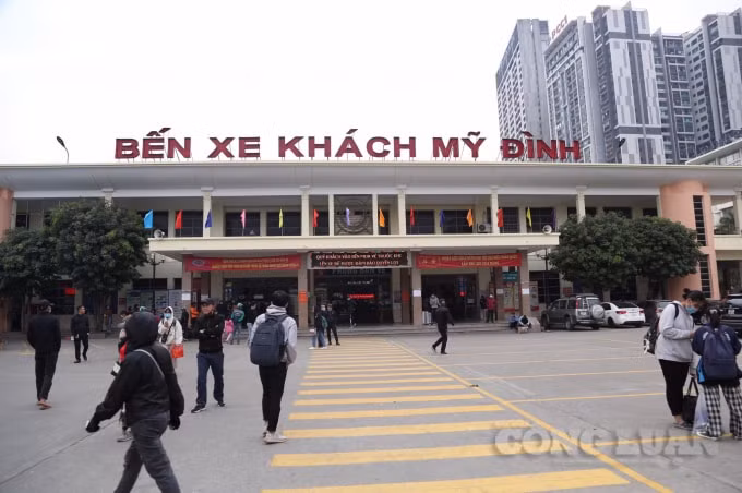 Tại bến xe khách Mỹ Đình, càng về chiều tối lượng khách đổ về càng đông. Theo như 1 người bán xe xe khách trong bến xe cho hay, phía ngoài bến xe có nhiều xe khách chạy ngoài bắt khách nên lượng khách đổ vào bến không đông đúc như những năm trước. Vì sáng ngày mai là ngày đầu tiên làm việc sau kỳ nghỉ lễ nên dự kiến vào tối muộn lượng khách vào bến xe sẽ đông hơn.