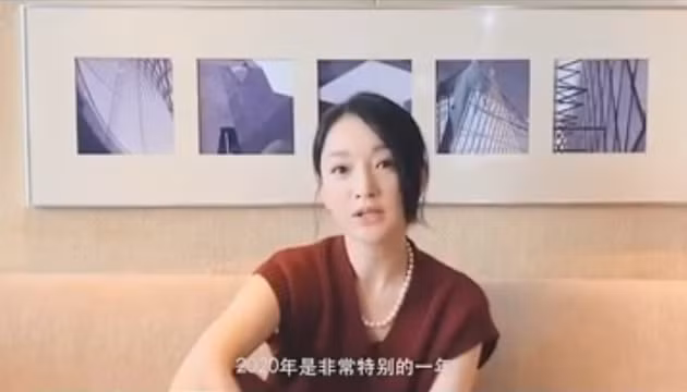 Châu Tấn tinh thần khá thoải mái, thần sắc không lộ vẻ quá ưu buồn.&nbsp;