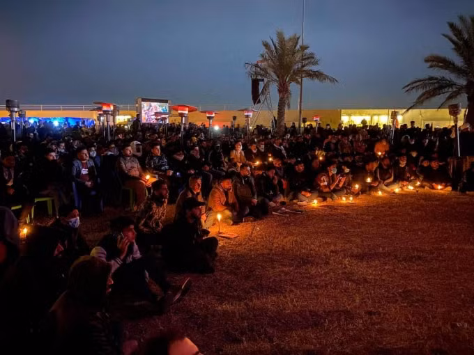 Nhiều người dân đến đường sân bay Baghdad tham gia lễ tưởng niệm Chỉ huy lực lượng Vệ binh cách mạng Hồi giáo Iran, Tướng Qasem Soleimani - Ảnh: Reuters