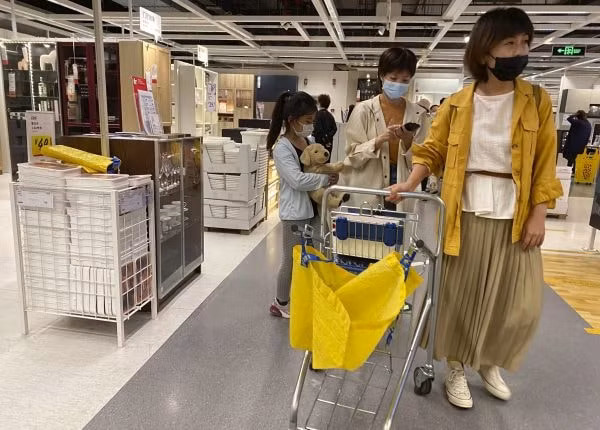 Trong bối cảnh đại dịch, nhờ sự thuận tiện của các nền tảng công nghệ, người dân Trung Quốc vẫn thoải mái mua sắm mà không phải đến siêu thị hay nhà hàng - Ảnh: AFP