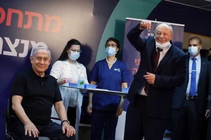 Thủ tướng Israel Netanyahu tiêm phòng vắc xin COVID-19 được trực tiếp trên truyền hình - Ảnh: AFP