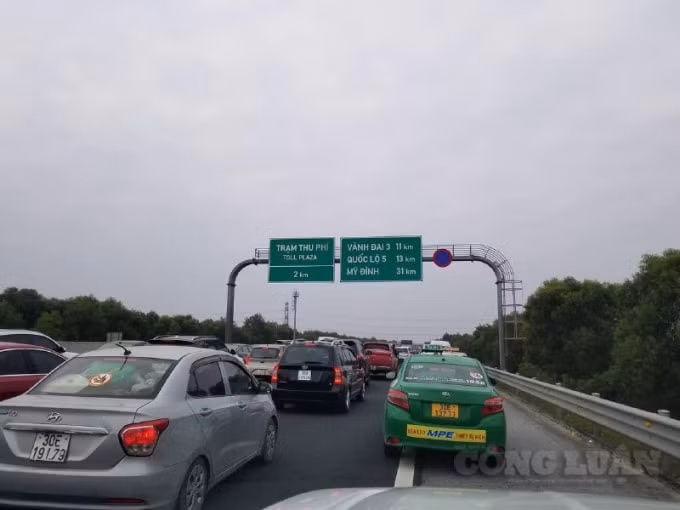 Tình trạng ùn tắc cũng xảy ra tại nhiều tuyến đường cao tốc