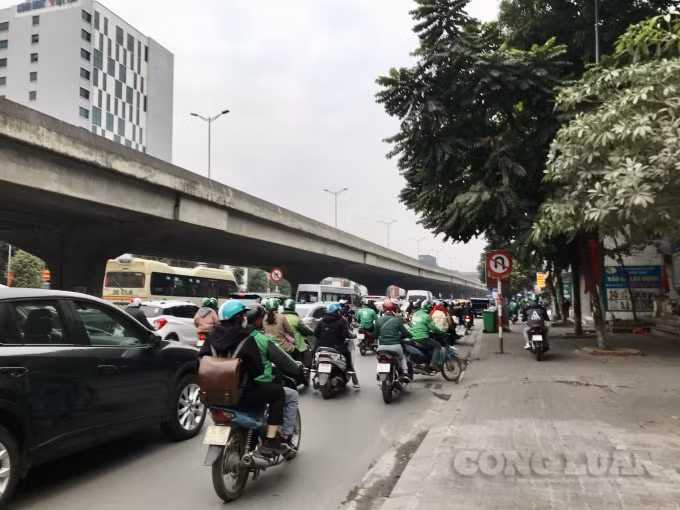 Tại tuyến đường Khuất Duy Tiến, ngay từ thời điểm 17h chiều 3/1, tình trạng ùn tắc giao thông đã xảy ra. Nhiều xe máy thậm chí còn leo lên cả vỉa hè để di chuyển