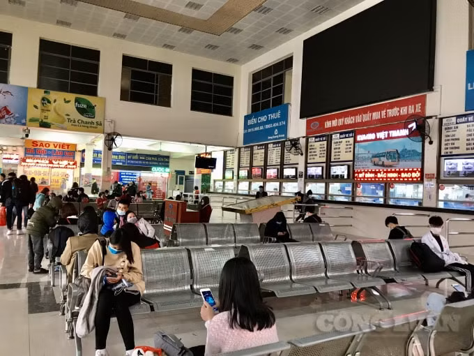 Khu vực sảnh chính bến xe khách Mỹ Đình không có quá đông hành khách