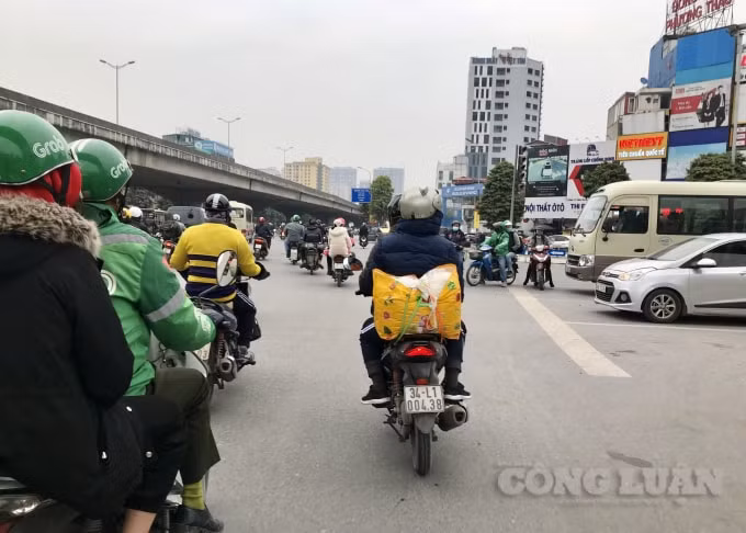 Ai cũng lỉnh kỉnh đồ đạc mang vác từ quê lên