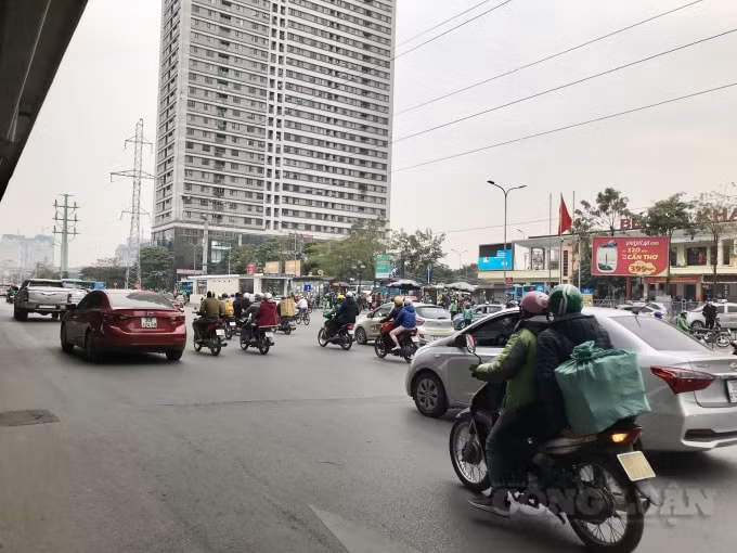 Phía bên ngoài bến xe có khá đông phương tiện lưu thông